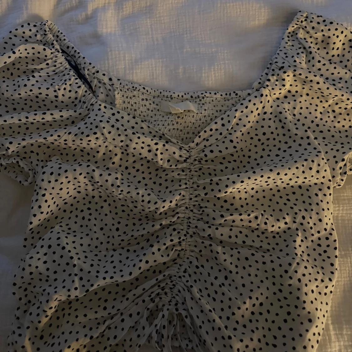 Prickig blus med puffärm och snörning