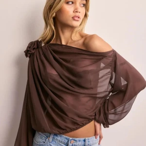 SÖKER! Rose Volume Blouse - Söker denna blusen från Nelly i M eller eventuellt L. Hör av er om ni vill sälja 🫶🏼