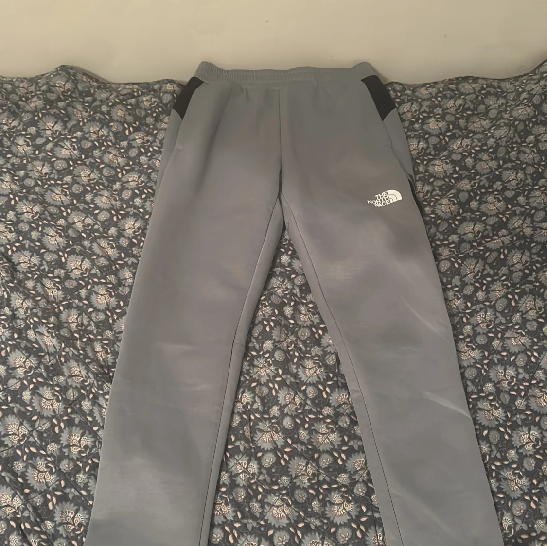 Grå mjukisbyxor från The North Face