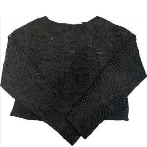 Svart stickad blus med spetsdetaljer - Svart stickad blus med lång ärm och snyggt spetsmönster över hela plagget. 