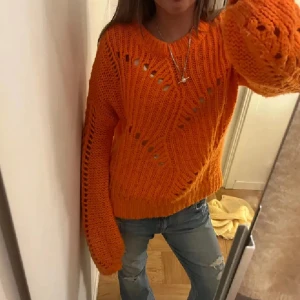 Orange stickad tröja  - Sjukt snygg stickad tröja som är perfekt för sena sommarkvällar eller liknande🥹är osäker om jag vill sälja, där av lite dyrare pris!🧡🧡