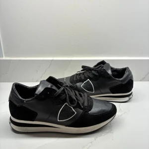 Phillipe Model Trainers - Phillipe Model Trainers | Skick 8/10 | Färgen svart och vit | Storlek 40 | Ingen box | Nypris 3500kr | Hör av er för mer information/bilder!