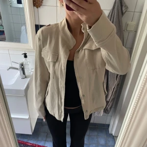Beige overshirt/ jacka med fickor neo noir - Snygg beige overshirt med raka linjer och två bröstfickor med lock. 