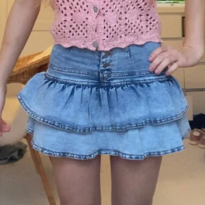 Jeanskjol - Dö snygg jeanskjol köpt från Shein.. ser dock absolut inte ut att vara därifrån🤯😵‍💫 Jätte snygg ljusblå färg, ser möjligtvis lite mörkare ut på bilderna. Midja: 32cm Längd: 32cm. Tight när man försöker få på sig den men sitter jätte snyggt sen 