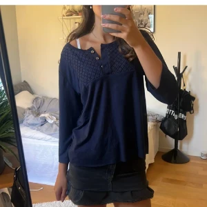 Mörkblå blus med knappar från Zalari - Supersnygg mörkblå blus från Zalari, mönstrat parti över bröstet. I storlek S