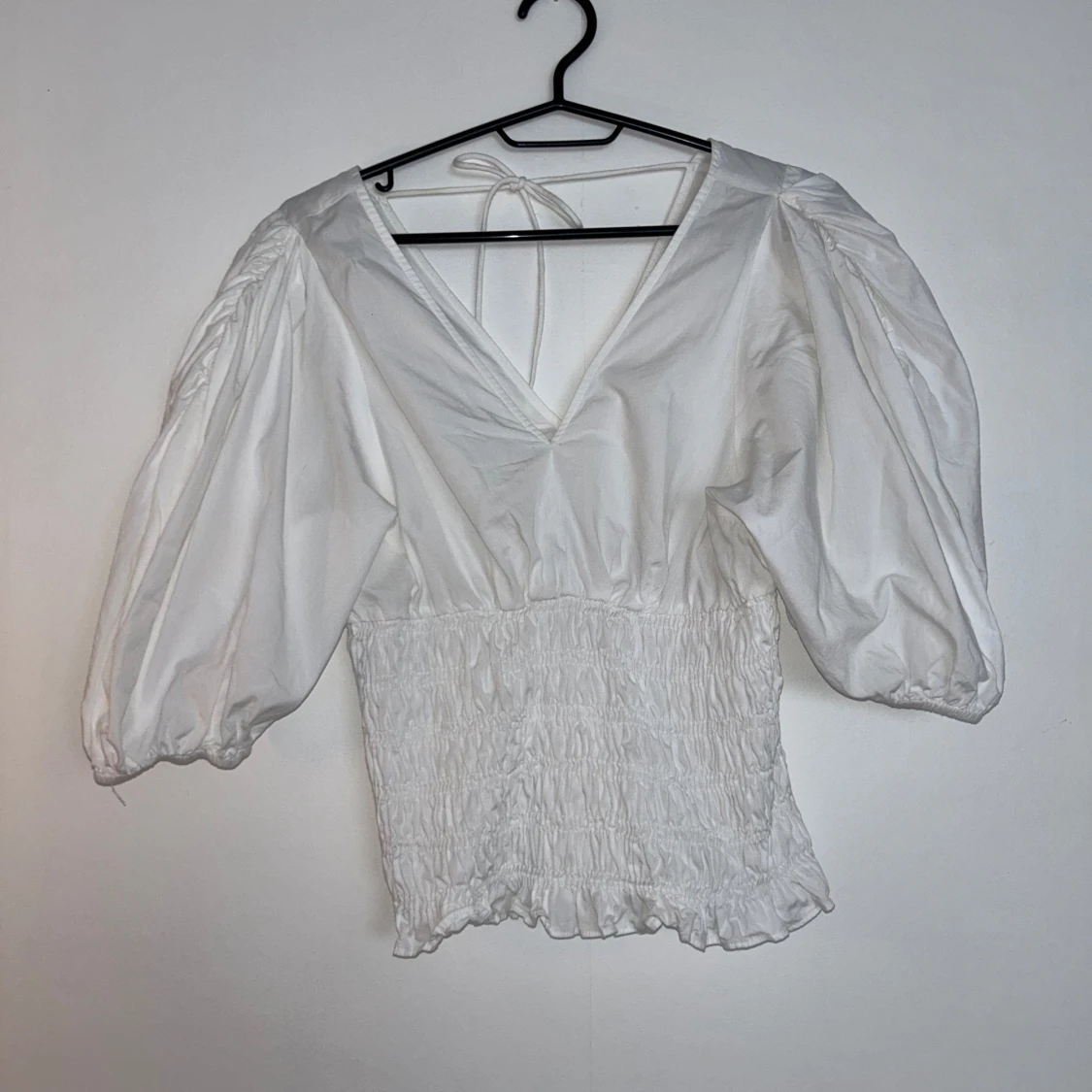 Vit blus med puffärmar och smock