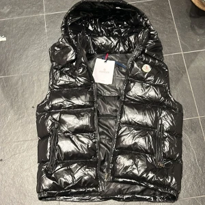 Black Bormes Down Vest - Säljer Moncler väst tar byten och påse följer med säljs billigt vid snabbt köp. Den scannar också 