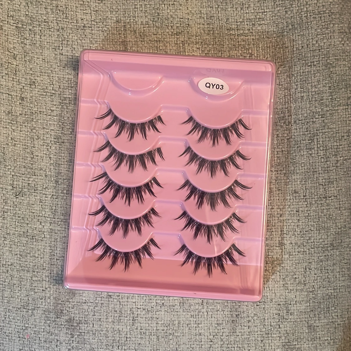 Fempar lösögonfransar anime style