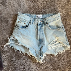 Zara shorts  - Shorts från zara i superbra skick, säljer då de tyvärr blivit för små för mig 🙌🏼