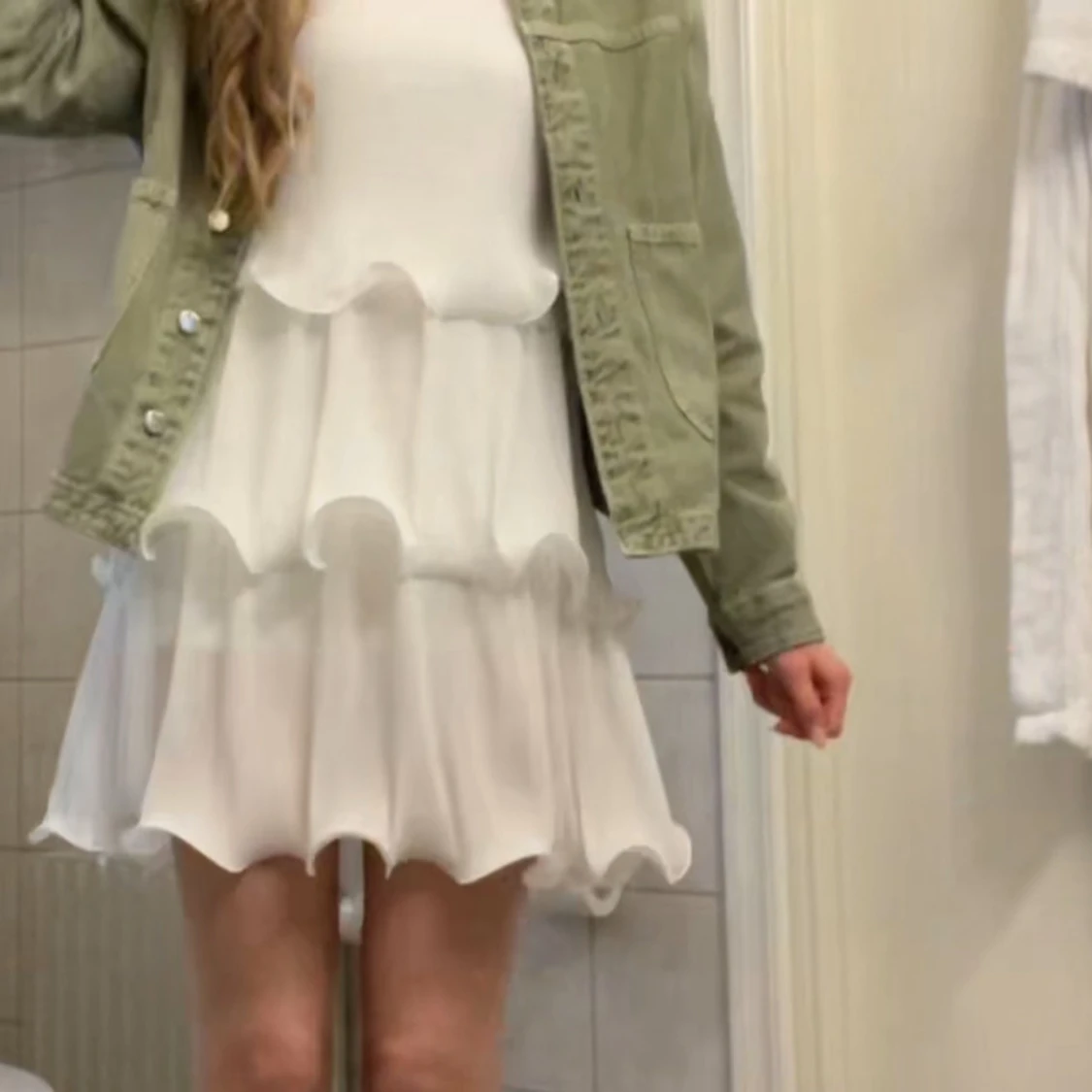 Vit omlottklänning med volang - 1