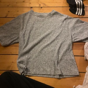 Tjock kort ärmad tröja - ‼️Om man köper mer än en grej får man rabbat ‼️En ganska så tjock tröja som är kort ärmad! Jätte mjukt material och är ifrån lager 157!