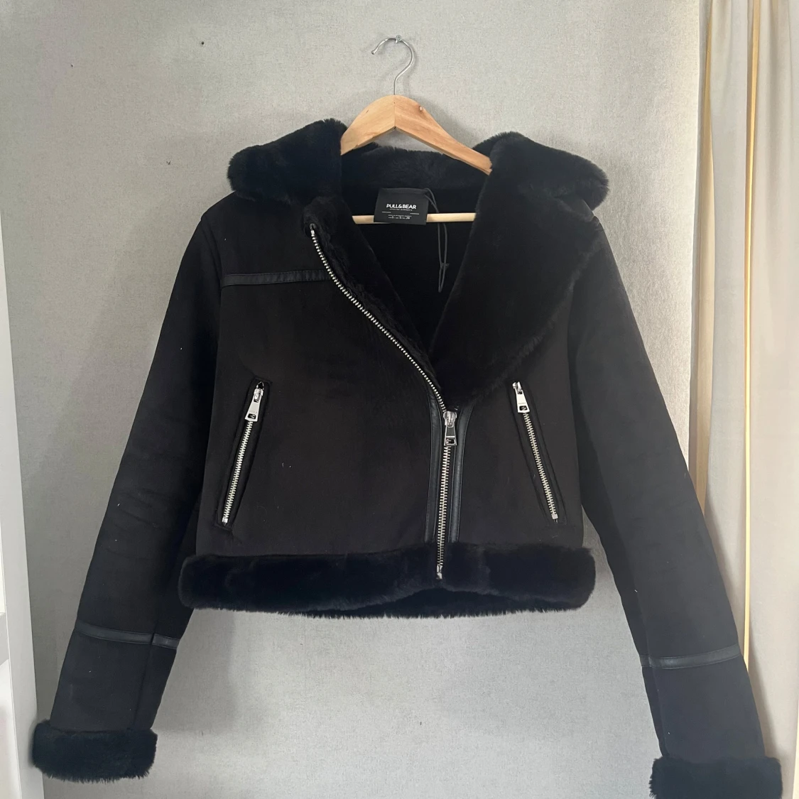 Svart jacka med fuskpäls från Pull&Bear