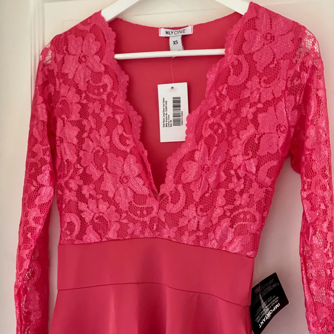 Rosa spetsklänning med v-ringning från Nelly - 2