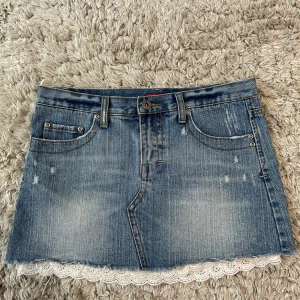 Lågmidjad jeanskjol  - Snygg jeanskjol med vit detalj längst ner