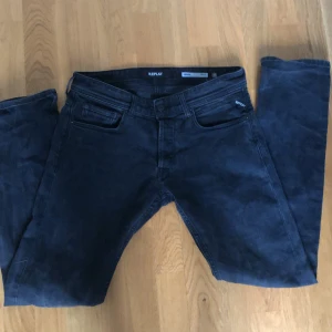Svarta jeansbyxor från Replay - Snygga svarta jeansbyxor från Replay, modell Grover. De har en straight fit. Klassisk design med fem fickor och knappgylf. Använt ett par gånger så ny skick år de. Säljer för att de inte passar mig. storlek w30 L32
