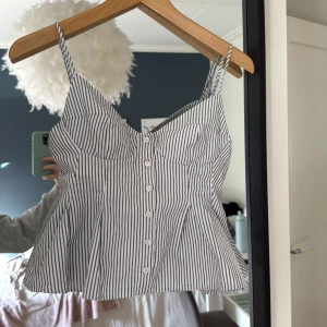 Randig linnetopp från Zara - INTRESSEKOLL- OM NÅGON VILL BYTA TILL EN STORLEK STÖRRE -denna är S vill byta till M Använd typ 1 gång! ❤️ Säljer tyvärr inte ❤️