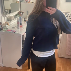 Marinblå huvtröja från hollister - Säljer en mörkblå croppad hoodie med långa ärmar. Säljer pga den är för liten🙌 Kontakta gärna vid frågor eller funderingar🥹