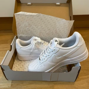 Nike Air Force 1 '07 vita  - Helt nya Nike Air Force storlek 43. Oanvända först till kvarn