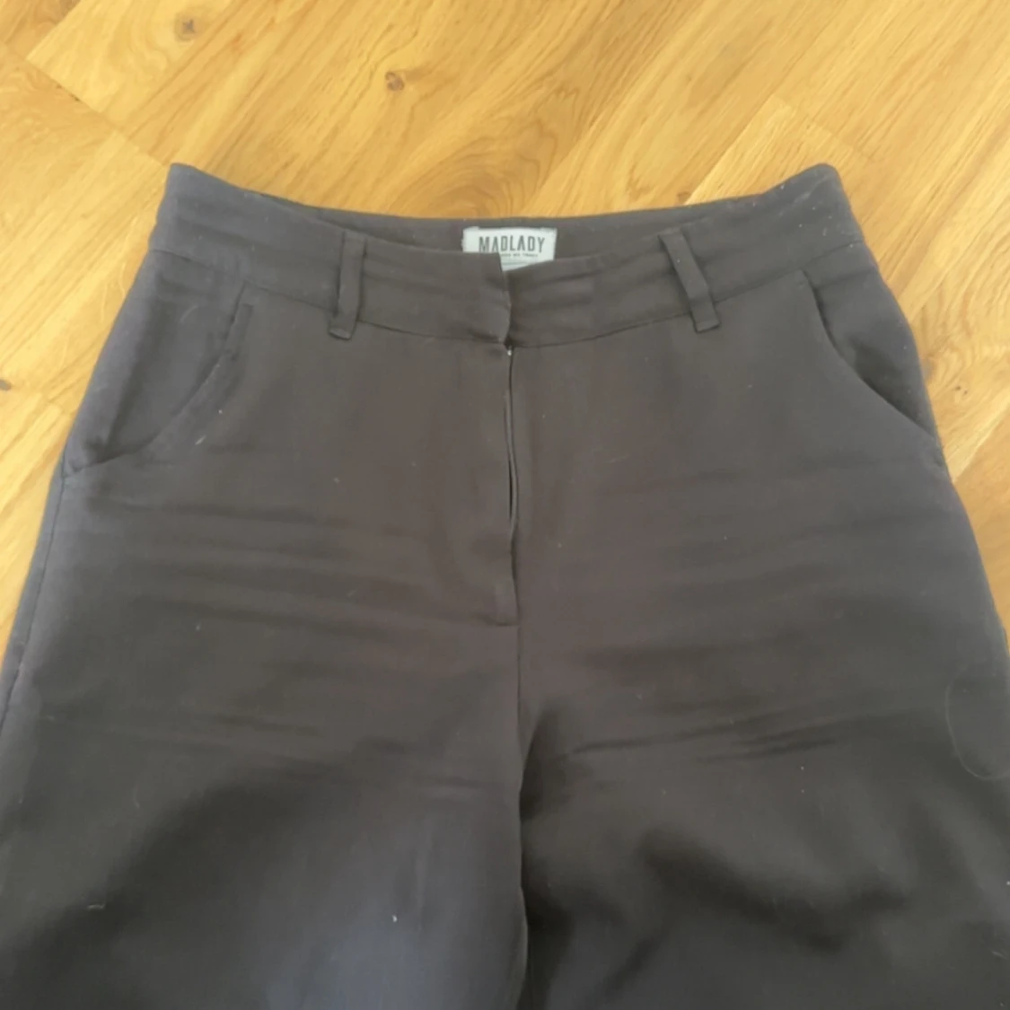 Svarta kostymbyxor från Madlady - 1