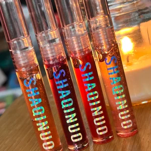 Set med fyra water gloss från Shaqinuo! - Set med fyra water glossy jelly lip honey från Shaqinuo. 4 x 2,5 ml. Oanvända.