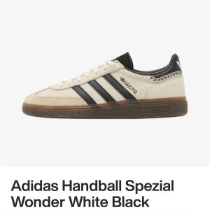Adidas Handball Spezial Wonder White Black - Säljer ett par Adidas Handball Spezial i färgen Wonder White Black. Aldrig använda och har tagen kvar på bild två! Kommer med extra svarta skosnören och i original förpackning. Nyköp 2899kr 
