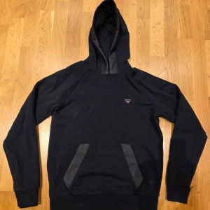 Svart hoodie från Armani Jeans - Säljer en svart hoodie från Armani Jeans knappt använd, storlek L