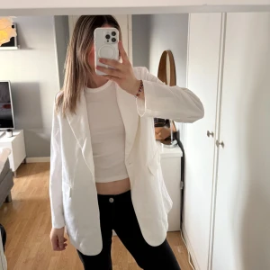 Vit kavaj från BikBok - Säljer en oversize kavaj från BikBok i storlek XS/S. Passar mig med storlek S/m. Kavajen har en krage, två fickor framtill och knäppning med en knapp. Ny med prislapp!💕
