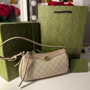Gucci Ophidia Small Shoulder Bag  - Säljer min fina Gucci Ophidia Shoulder Bag. Skicket är utmärkt och Box, påse samt kvitto ingår i köpet. Finns även möjlighet att hämtas i Malmö!
