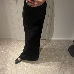 Svart långkjol - Svart långkjol från Gina Tricot i superfint skick! 