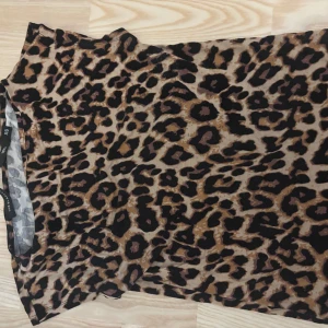 Leopardmönstrad T-shirt från lager 157 - Säljer en snygg leopardmönstrad T-shirt från lager 157 i storlek XS. T-shirten har korta ärmar och är i ett mjukt, lätt material. Perfekt för dig som vill sticka ut med ett djurmönster! Skriv för fler frågor!