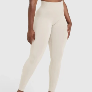 Effortless seamless Leggings - Effortless leggings i färgen Sand. Använda enstaka gånger, tight passform och är i perfekt skick!