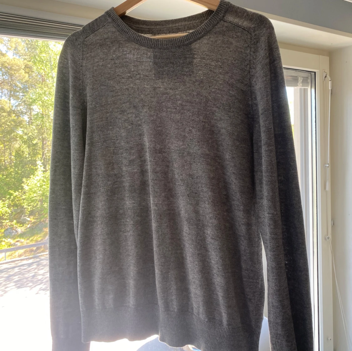 Grå stickad tröja