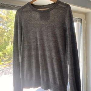 Grå stickad tröja - En enkel och stilren grå stickad tröja från hm med rund halsringning. Perfekt för lager-på-lager och passar till det mesta i garderoben. Perfekt plagg till en stilren lock i sommar💥