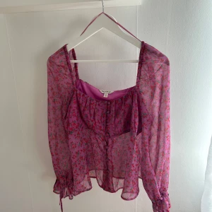 Lila blus från ASOS - Säljer denna gulliga blus från ASOS i storlek 42. Aldrig använd💫
