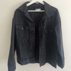 Svart jeansjacka - Klassisk svart jeansjacka från Gina tricot
