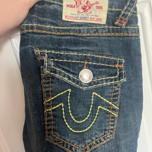 True religion jeans - Jättecoola true religion jeans som jag köpte second hand i köpenhamn 😍Modell Joey super T. säljer då de inte kommer lika mycket till användning längre. Toppen skick!! Skriv privat för fler bilder eller mått 💞