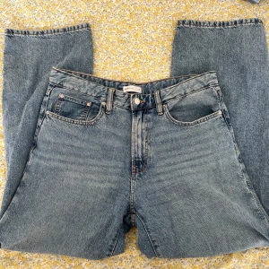 Blå raka jeans från Gina  - Klassiska blå jeans från Gina i modellen Baggy i storlek 38