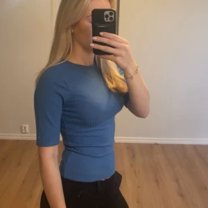 Blå ribbad topp från lager 157 - Säljer en blå ribbad topp från lager 157 med rund halsringning och trekvartsärm. Den har bra passform💗