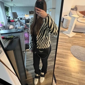 Zebra färgad jacka  - Säljer en supersnygg jacka från H&M i storlek S.