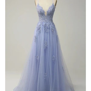 Ljusblå balklänning med spets och snörning - Säljer en ljusblå långklänning med vacker spetsdetalj och blommiga broderier. Klänningen har smala axelband, öppen rygg med snörning och en voluminös kjol i tunt material. Perfekt för bal eller fest. Skulle behövas kemtvättas, antingen kemtvättas den innan frakt eller när köparen fått den. Priset blir då 700kr istället för 1000kr