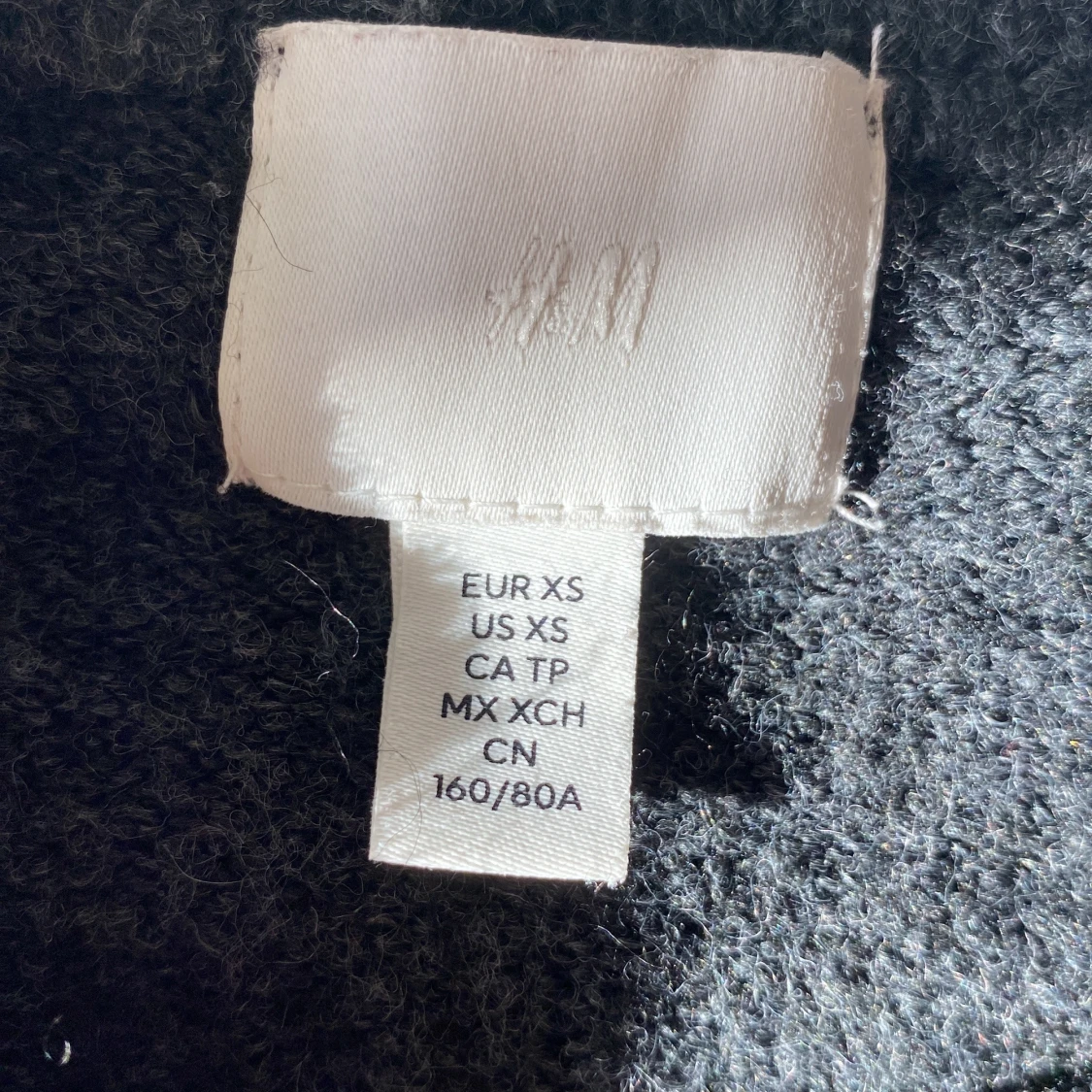 Mörkgrå stickad tröja med pärlor från H&M - 1