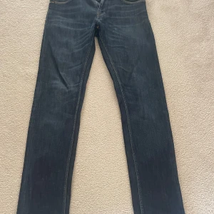 Tiger Of Sweden jeans - Säljer ett par mörkblå jeansbyxor från Tiger Of Sweden. Byxorna har normal passform och raka ben. Perfekta för dig som gillar stilrena och tidlösa jeans. Modellen är 30/32 priset är 399 men ej hugget i sten.