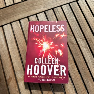 Hopeless, Colleen Hoover - Säljer denna populära Booktok bok skriven av Colleen Hoover! Den är i nyskick och köpt för 140 kr. Boken är på engelska. Kom gärna med prisförslag! 