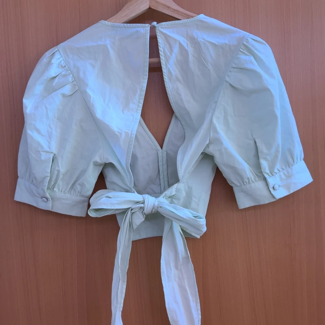 Ljusgrön omlottopp med puffärm från Pieces - 1