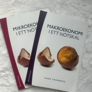 Makroekonomi i ett nötskal & Mikroekonomi i ett nötskal - Två böcker av Hans Svanberg: 'Makroekonomi i ett nötskal' och 'Mikroekonomi i ett nötskal'. Omslagen är vita med bilder på nötter och färgade ryggar, en lila och en vinröd. Perfekta för dig som pluggar ekonomi.