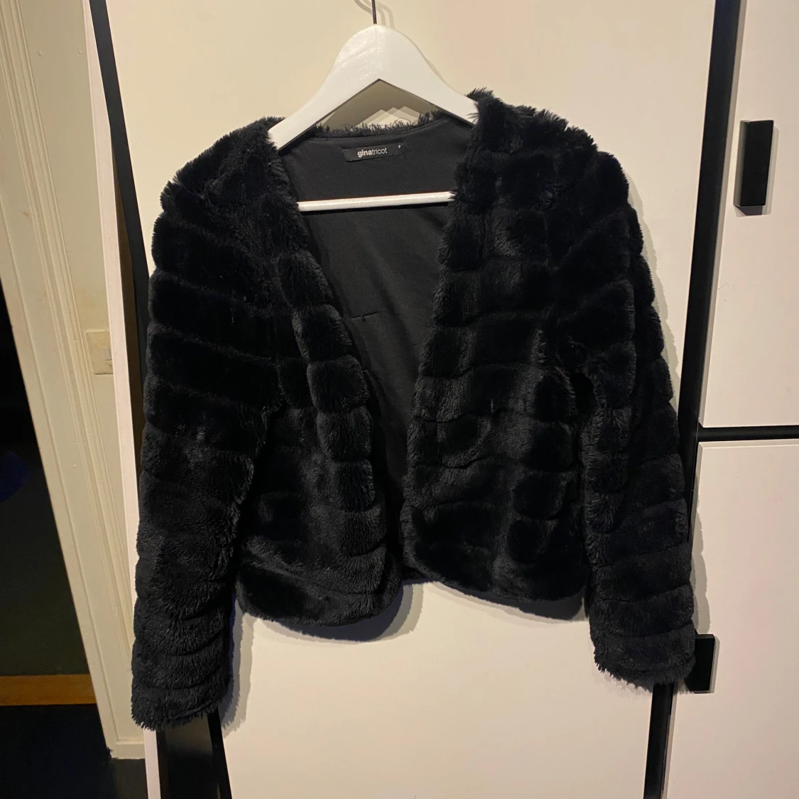 Svart pälsjacka från Gina Tricot