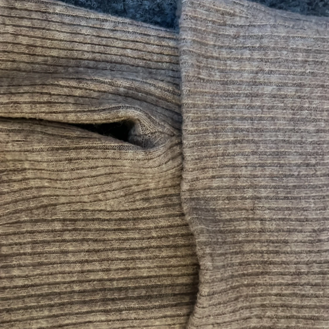 Brun grå off shoulder tröja - 2