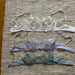 Spetsbh:ar från Lindex!  - Tre spets bh:ar från Lindex Ella M. Alla är i storlek 75B. Den vita något mer använd än dom andra två. Dom är kanske använda 3 gånger. Så som nya! 