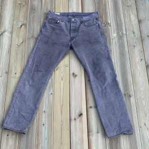 Grå Levi's 501 jeans - Säljer nu mina klassiska gråa Levi's 501 jeans med raka ben. Jeansen har knappgylf och är tillverkade i ett slitstarkt denimtyg. Säljer dom p.g.a att jag inte använder dom. Inga skador på byxorna och dom är i ett väldigt bra skick