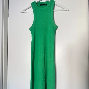 Grön klänning från bikbok - Säljer en snygg grön klänning från Gina Tricot. Klänningen har en figursydd passform. Enkel och stilren design som passar till många tillfällen.